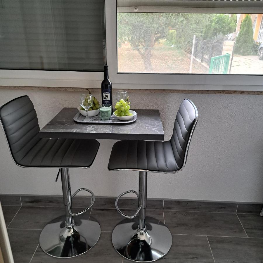 Mihaela Studio Apartmans 150M Near The Beach Kastela Dış mekan fotoğraf
